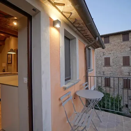 דירה Montone Apartment